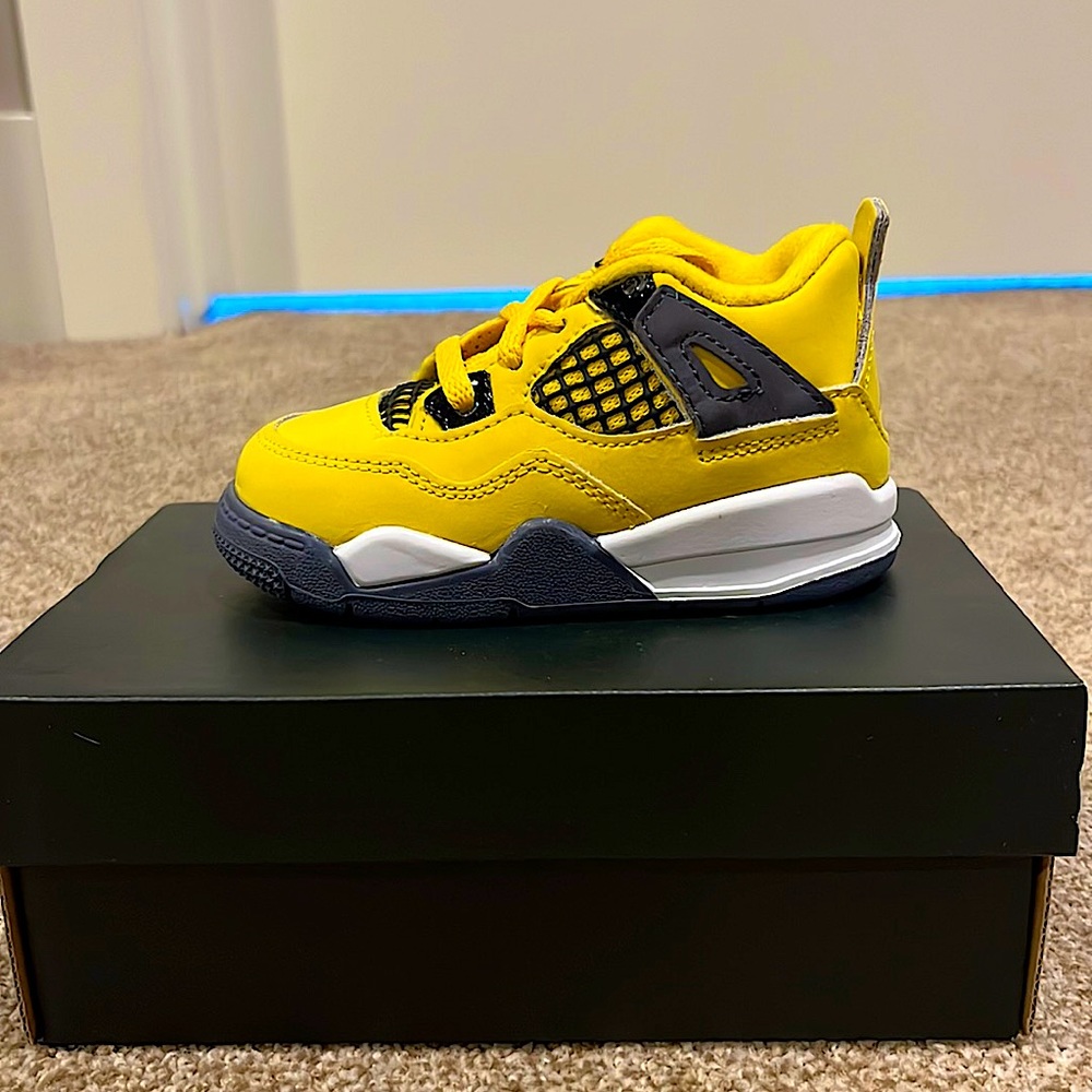 Jordan 4 retro Lightning toddler size 6